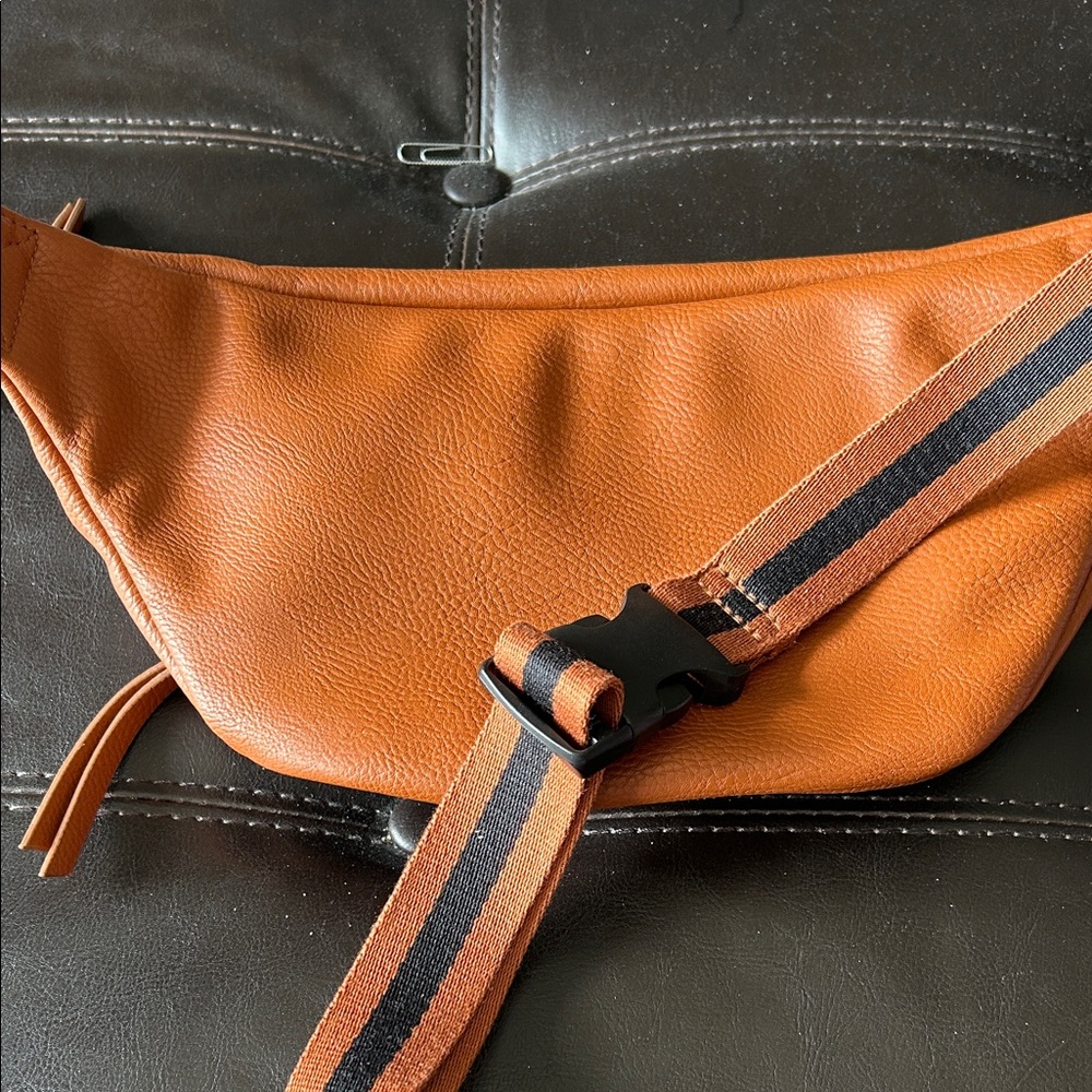 Universal Thread Crossbody Bag - Picture 4 of 5